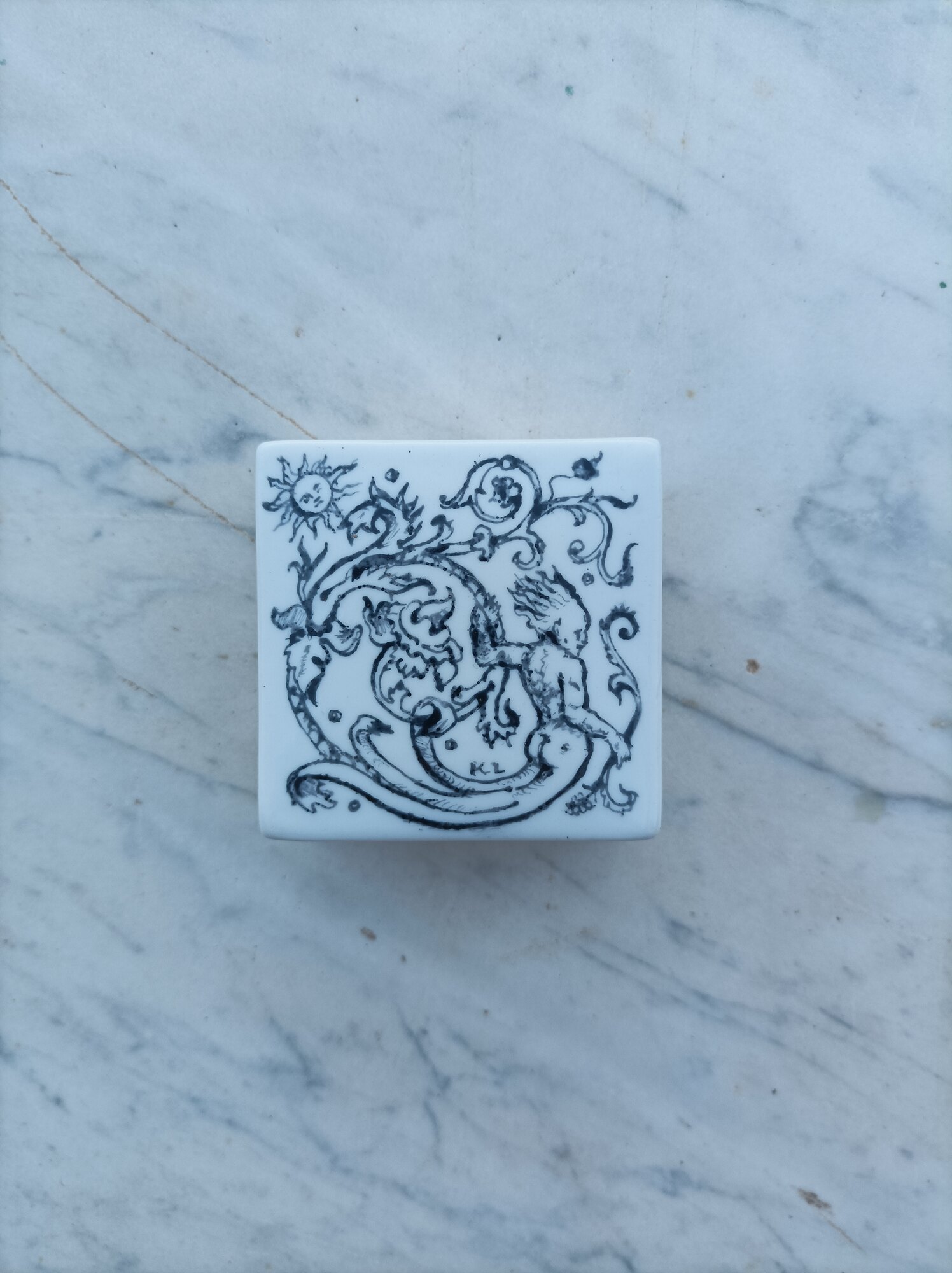 Porcelain box painted by hand with a grotesque