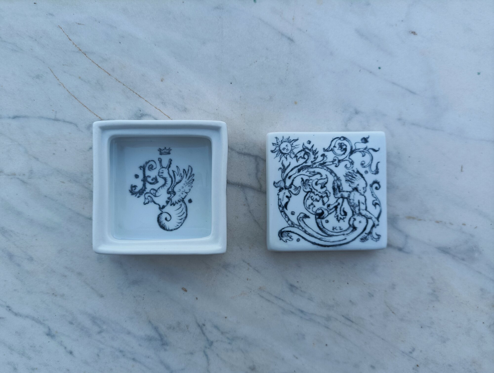 Porcelain box, open, with its lid